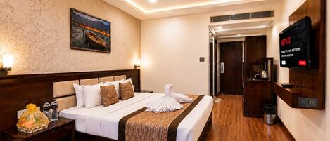 Superior Double Room | In-room safe, desk, iron/ironing board (on request), WiFi (free)