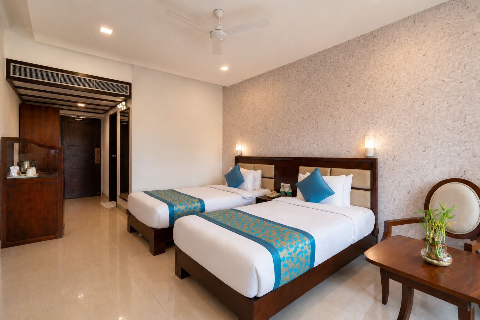 Deluxe Room, 1 Double or 2 Twin Beds | In-room safe, desk, iron/ironing board (on request), WiFi (free)
