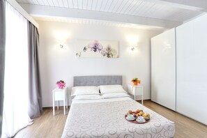 Familie suite, 2 slaapkamers | Een minibar, een kluis op de kamer, een bureau, verduisterende gordijnen