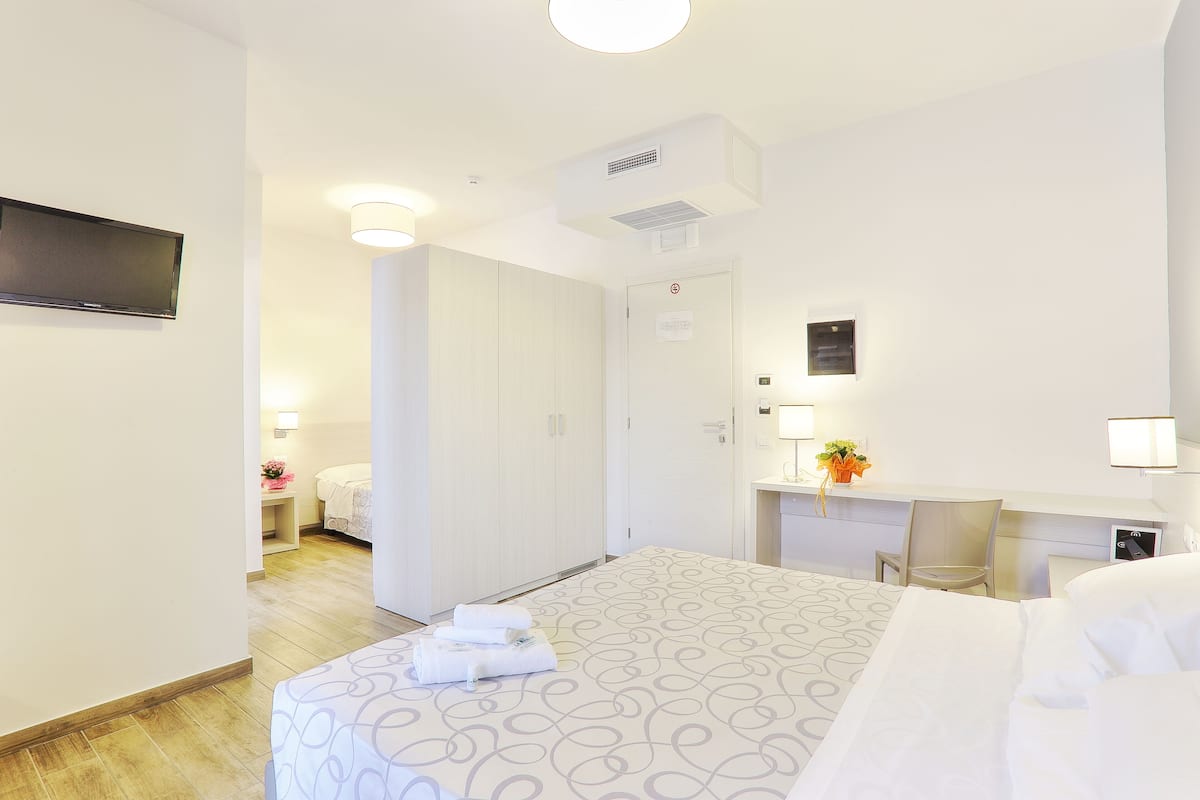 Driepersoonskamer | 2 slaapkamers, een minibar, een kluis op de kamer, een bureau