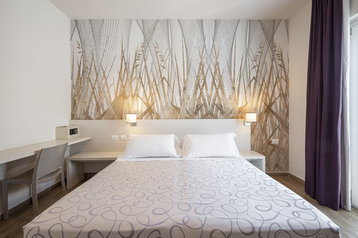 Kamer, 1 twee- of 2 eenpersoonsbedden | 2 slaapkamers, een minibar, een kluis op de kamer, een bureau