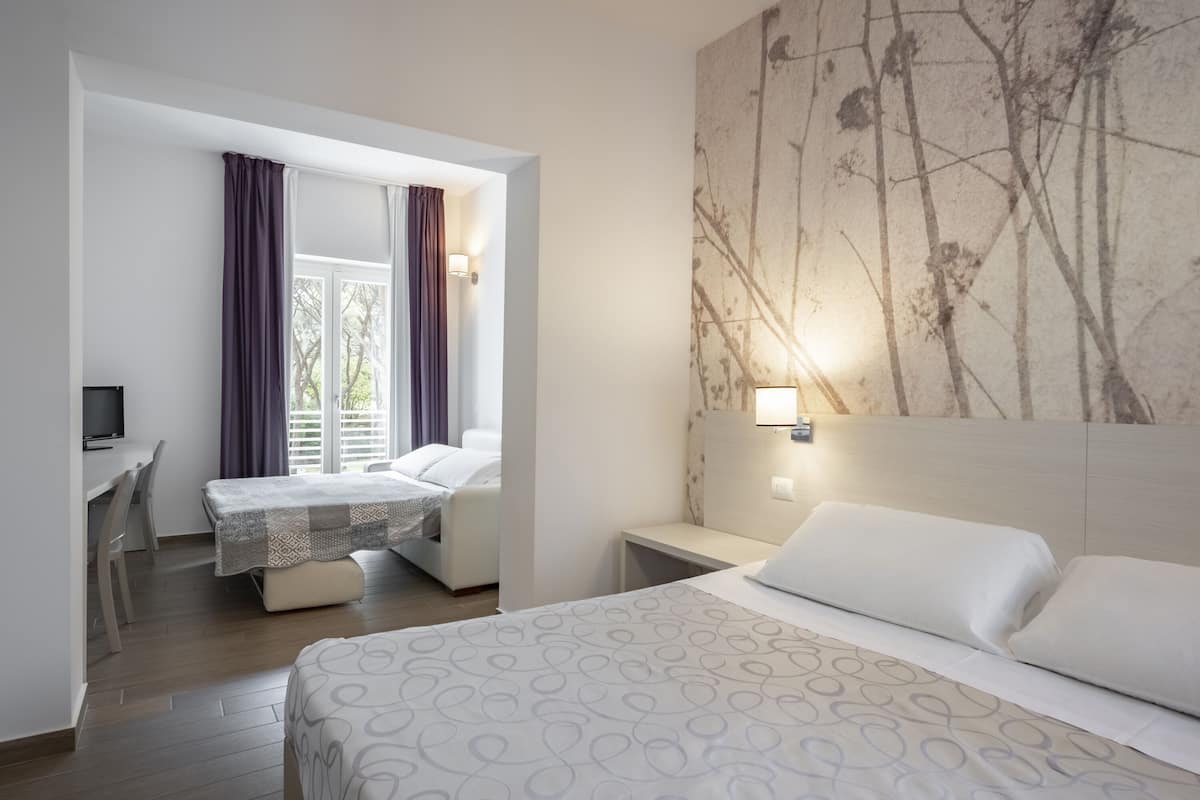 Familiekamer | 2 slaapkamers, een minibar, een kluis op de kamer, een bureau