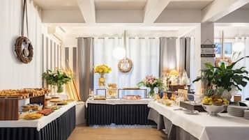 Café da manhã com buffet grátis todos os dias