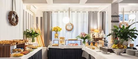Free daily buffet breakfast