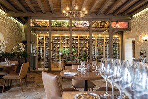 Déjeuner et dîner servis sur place, spécialités Cuisine française