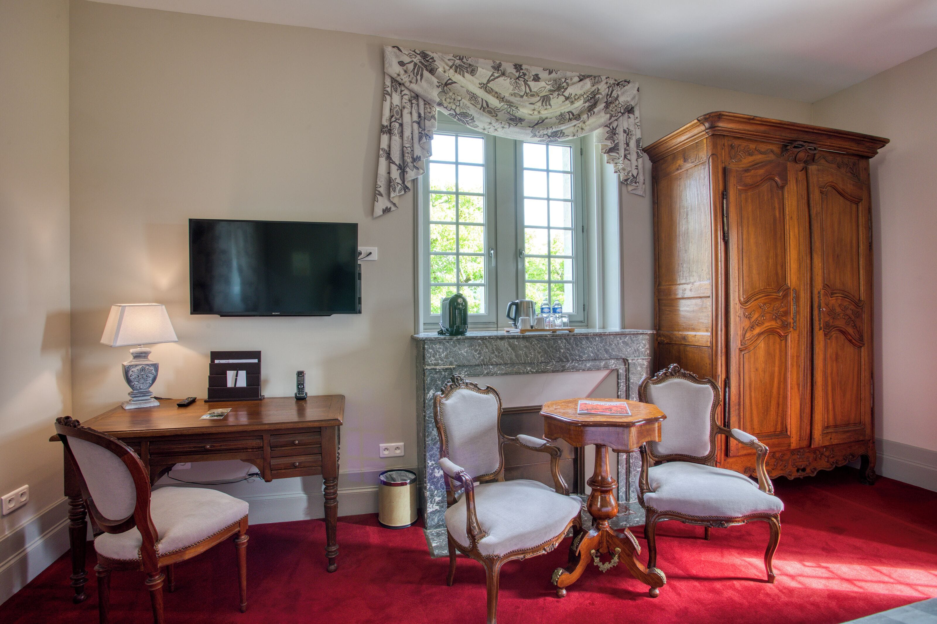 luxury double room, 1 queen bed | living area | 35-inch flat-screen tv with cable channels, tv