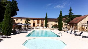 2 piscines a l'aire lliure (horari: 09:30-20:00), para-sols i gandules