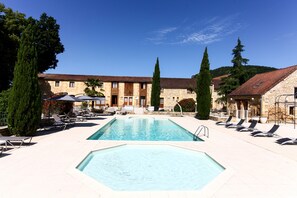 2 piscinas externas, funciona das 9h30 às 20h, guarda-sóis
