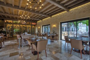 Lunch and dinner served, French cuisine - Domaine du Château de Monrecour – Hôtel et Restaurant (Saint-Vincent-de-Cosse)