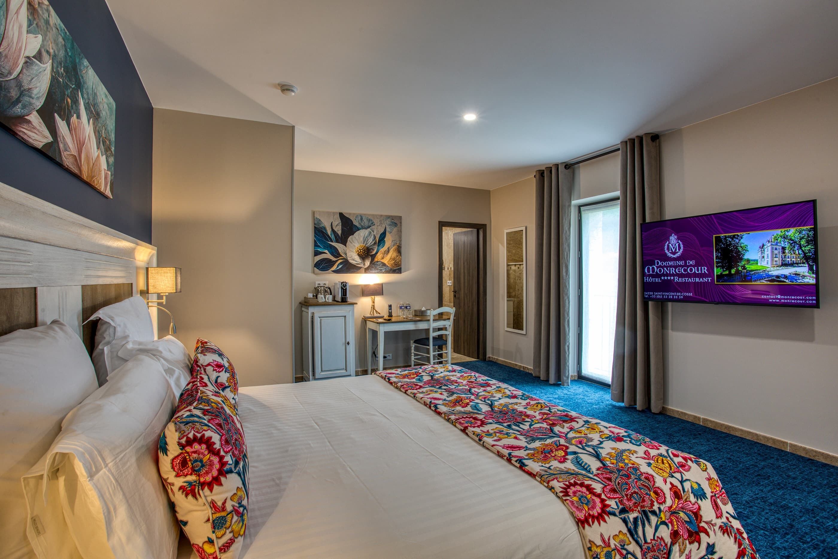 Habitación junior con 1 cama matrimonial o 2 individuales | Ropa de cama de alta calidad, minibar y decoración personalizada 