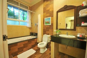 Deluxe kamer, 1 kingsize bed, uitzicht op tuin | Badkamer | Gratis toiletartikelen, een haardroger, handdoeken