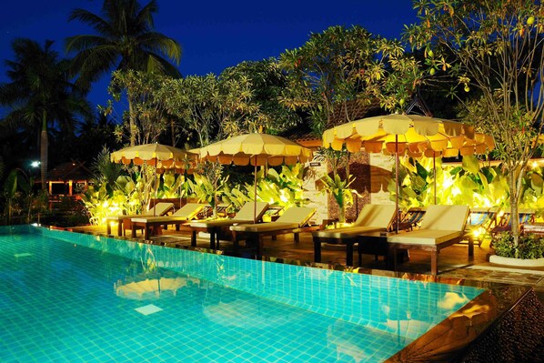 2 outdoor pools, open 9:00 AM to 6:30 PM, pool umbrellas