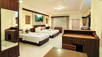 Driepersoonskamer, uitzicht op tuin | Een bureau, verduisterende gordijnen, extra bedden (toeslag)