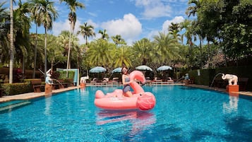 2 buitenzwembaden en parasols bij het zwembad