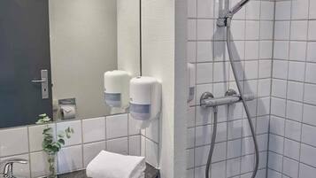 Dusj, hårføner, håndklær og såpe