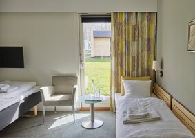 Escritorio, tabla de planchar con plancha, wifi gratis y ropa de cama