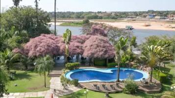 Piscina externa, funciona das 8h30 às 22h, guarda-sóis, espreguiçadeiras