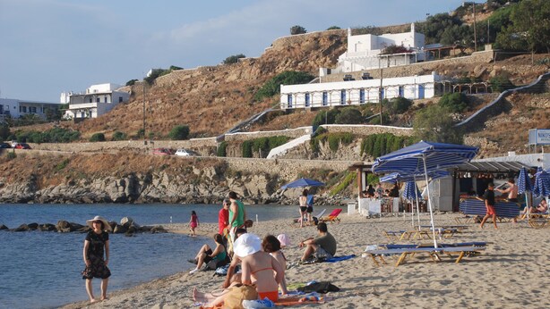 Sun-loungers, beach umbrellas - Belou Hotel (Mykonos)