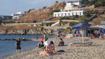 Chaises longues, parasols