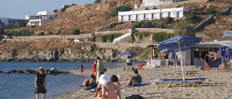 Sillas reclinables de playa, sombrillas