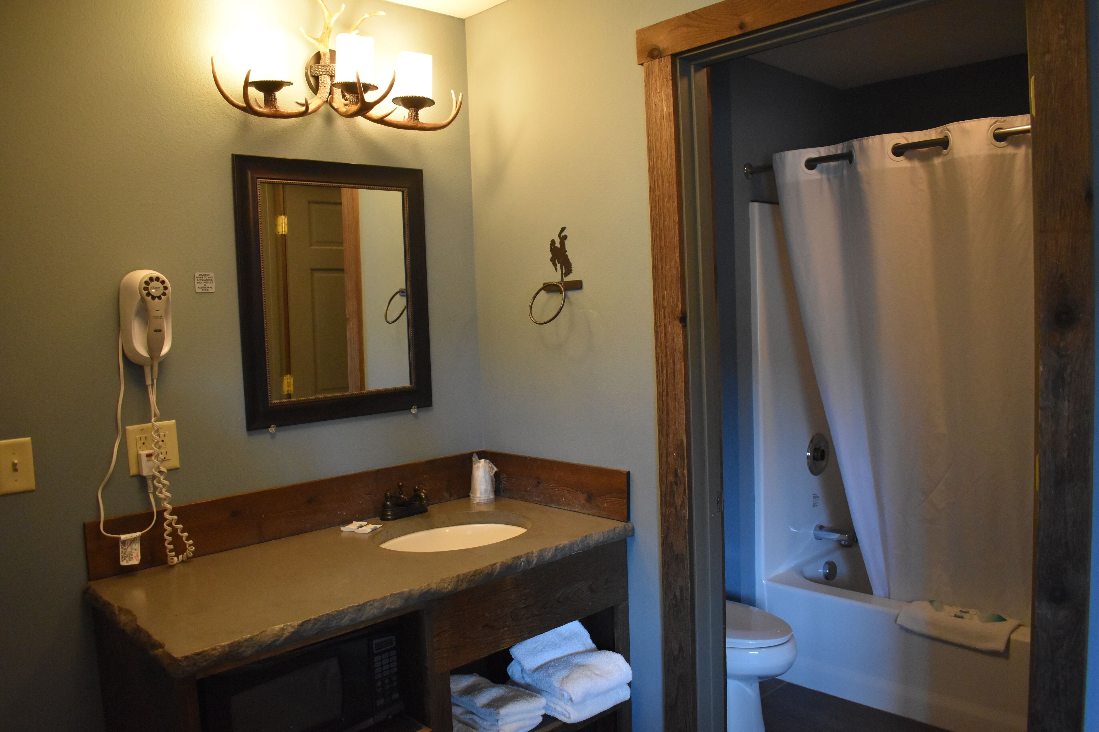 Deluxe Room, 1 Queen Bed, Mountain View | Bathroom