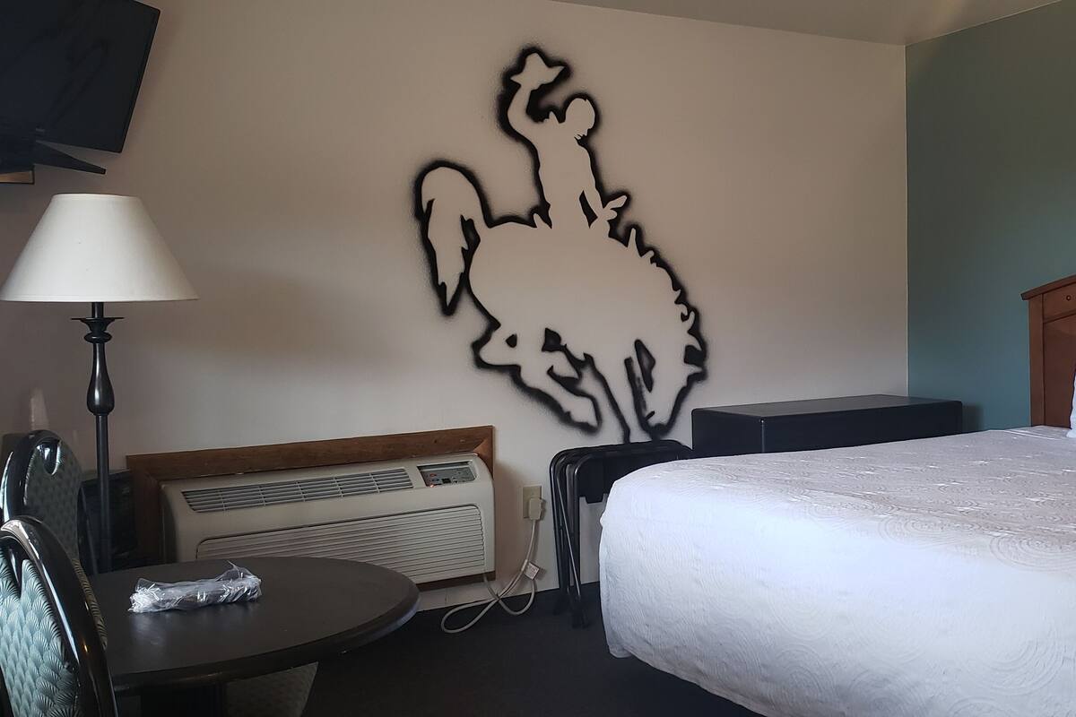 Room, 1 King Bed, Accessible - No Pets | Iron/ironing board (on request), rollaway beds (surcharge), WiFi (free)