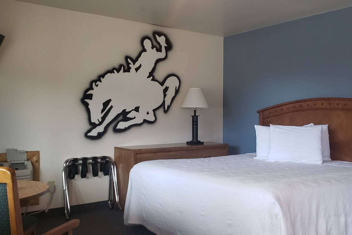 Classic Room, 1 King Bed, Non Smoking, Refrigerator & Microwave, No Pets | Iron/ironing board (on request), rollaway beds (surcharge), WiFi (free)
