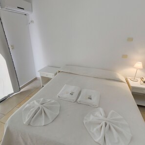 Quarto casal standard | Escrivaninha, camas extras/dobráveis