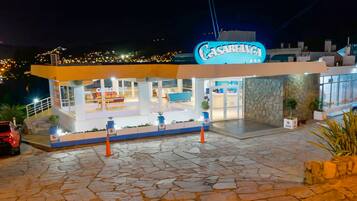 Fachada da propriedade à noite