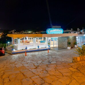 Fachada da propriedade à noite