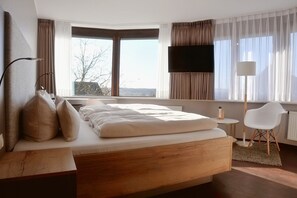 Chambre classique double ou avec lits jumeaux | Literie de qualité, couette en duvet, coffre-fort, bureau