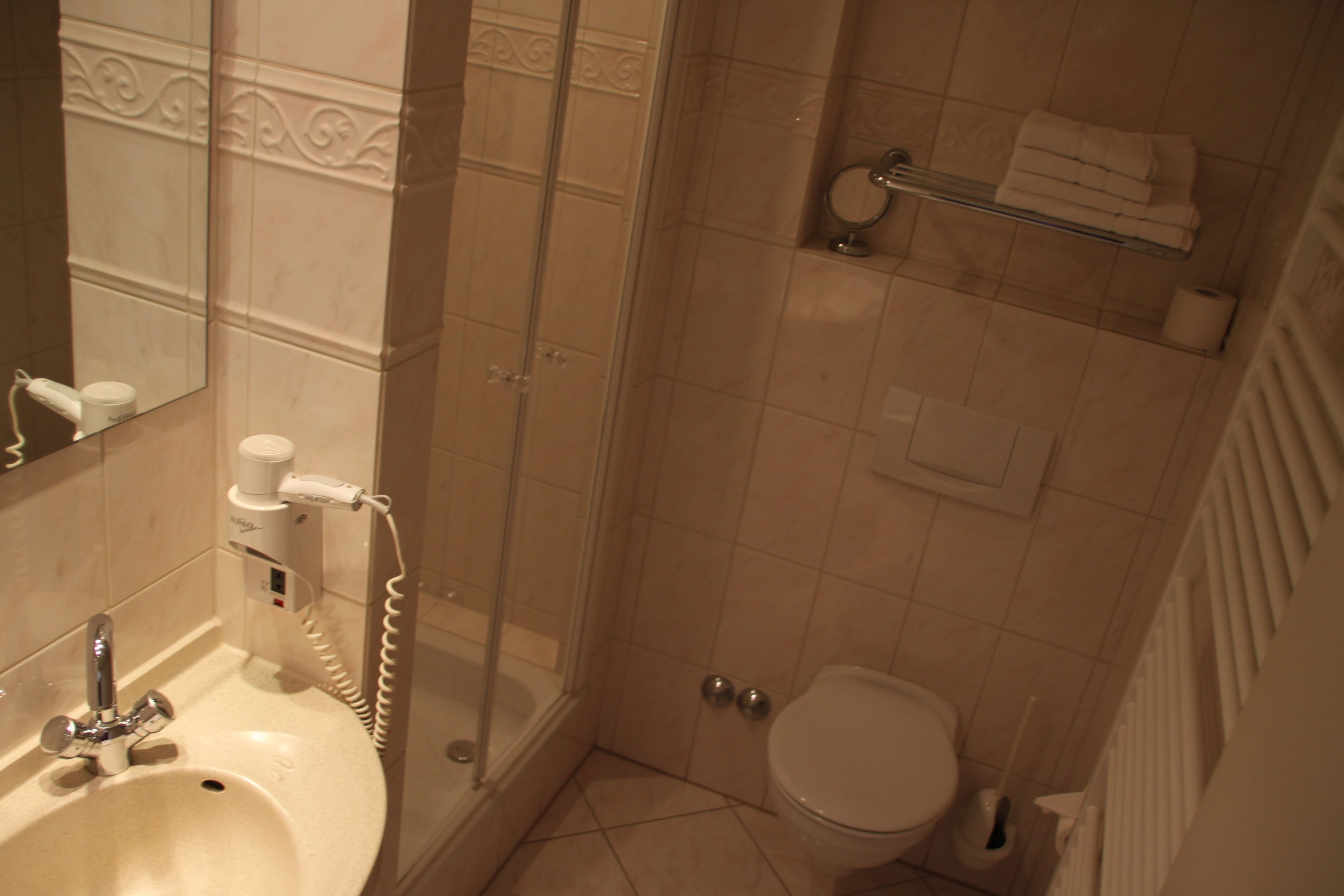 comfort double room | bathroom | shower, free toiletries, hair dryer, towels