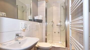 Dusche, kostenlose Toilettenartikel, Haartrockner, Handtücher