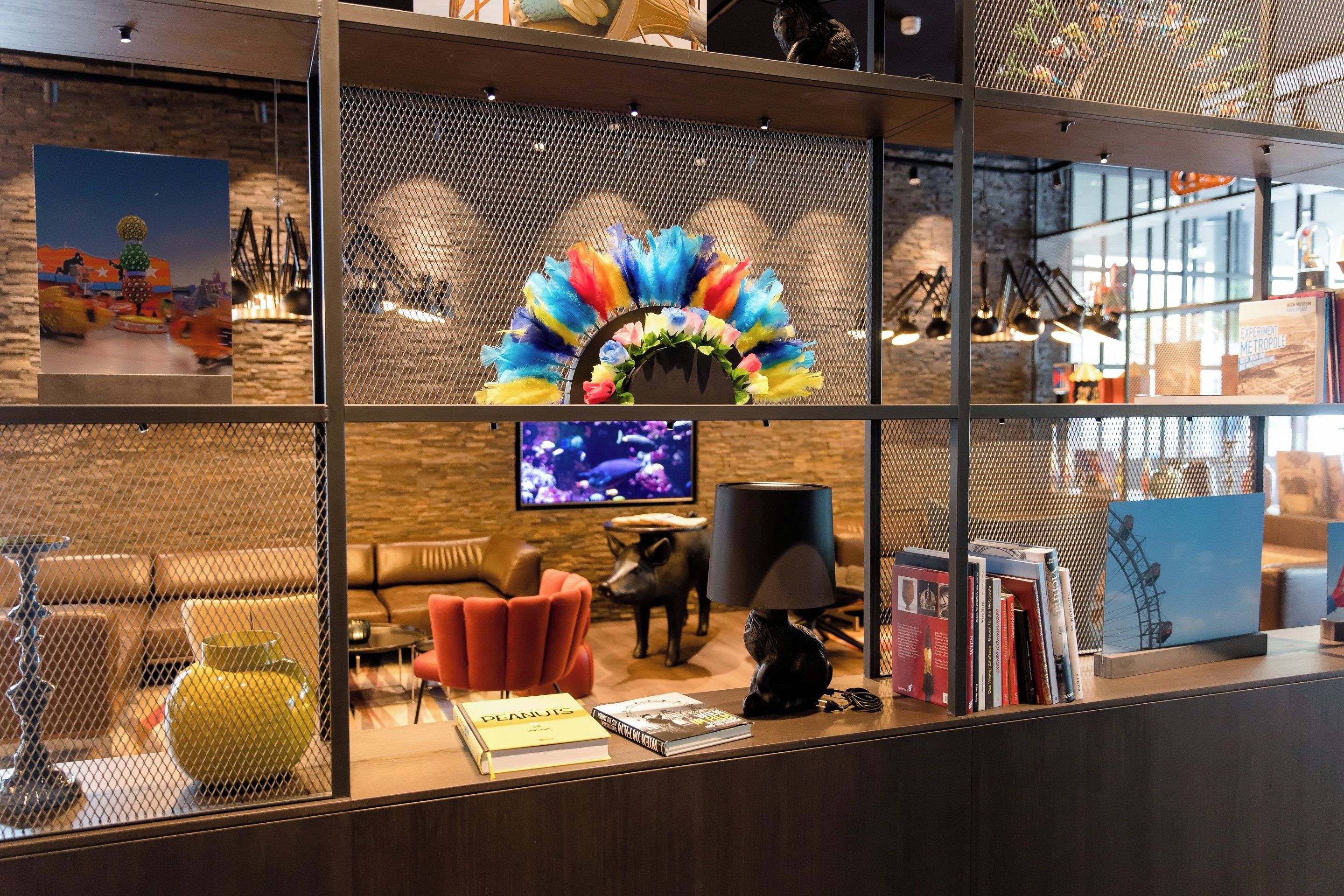 Ein modernes Interieur mit einer Sitzecke, einem Fernseher und einem Bücherregal.