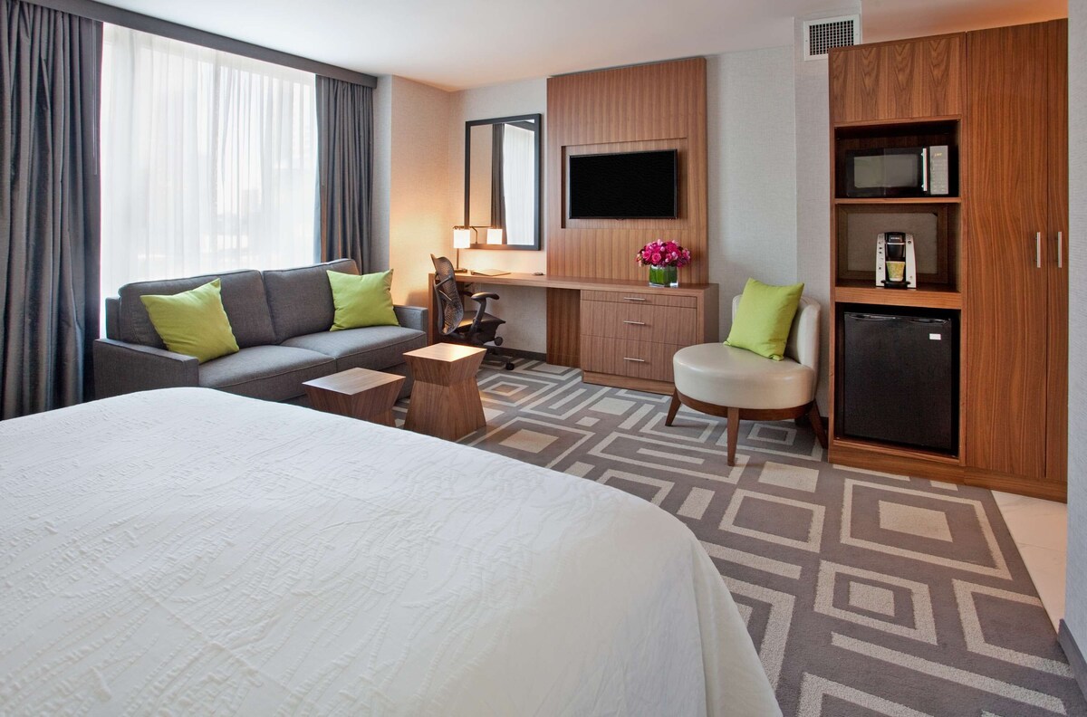 Hilton Garden Inn Central Park South Airport Shuttle www.expedia.com