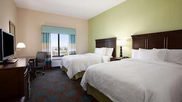 Ropa de cama de alta calidad y caja de seguridad en la habitación