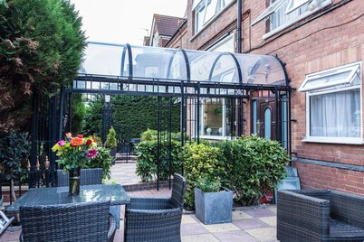 ローズビュー アレクサンドラ パレス ホテル