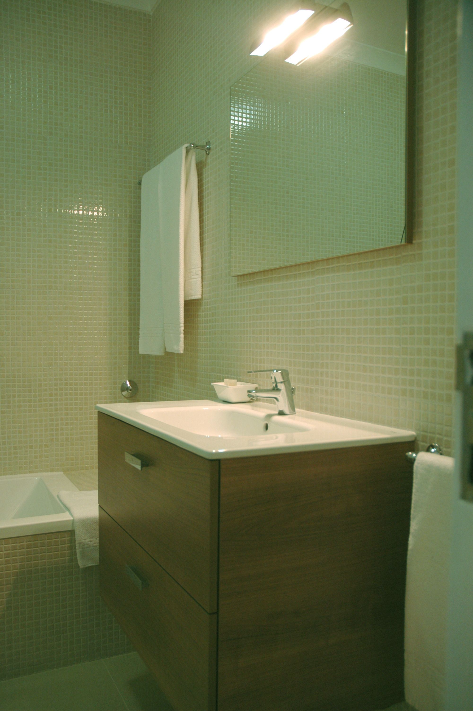 superior apartment | bathroom | rainfall showerhead, free toiletries, hair dryer, towels
