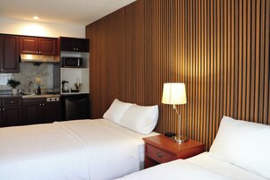 Tabla de planchar con plancha, wifi gratis y ropa de cama 