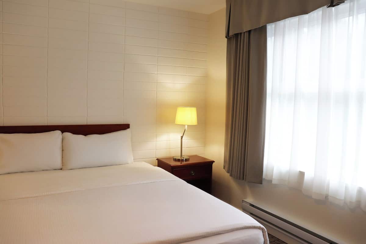 Suíte estúdio clássica, 1 cama Queen, cozinha americana | Ferros/tábuas de passar roupa, Wi-Fi de cortesia, roupa de cama