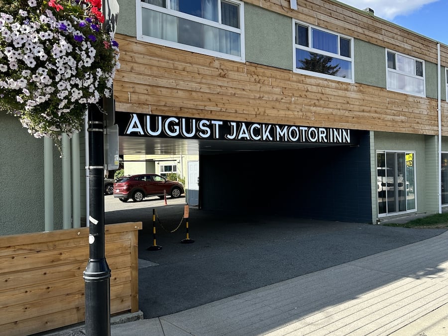 Um edifício com uma placa que diz "AUGUST JACK MOTORINN".