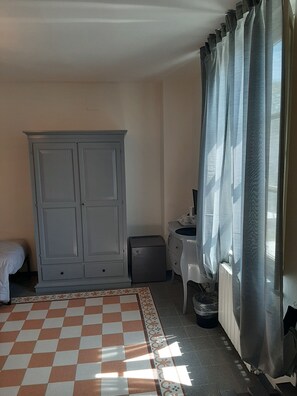 Family Room | In-room safe, desk, blackout drapes, iron/ironing board