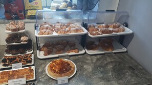 Une vitrine de boulangerie présentant diverses pâtisseries et desserts.