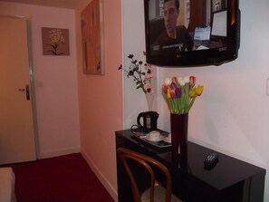 Habitación doble | Minibar, caja de seguridad en la habitación y escritorio