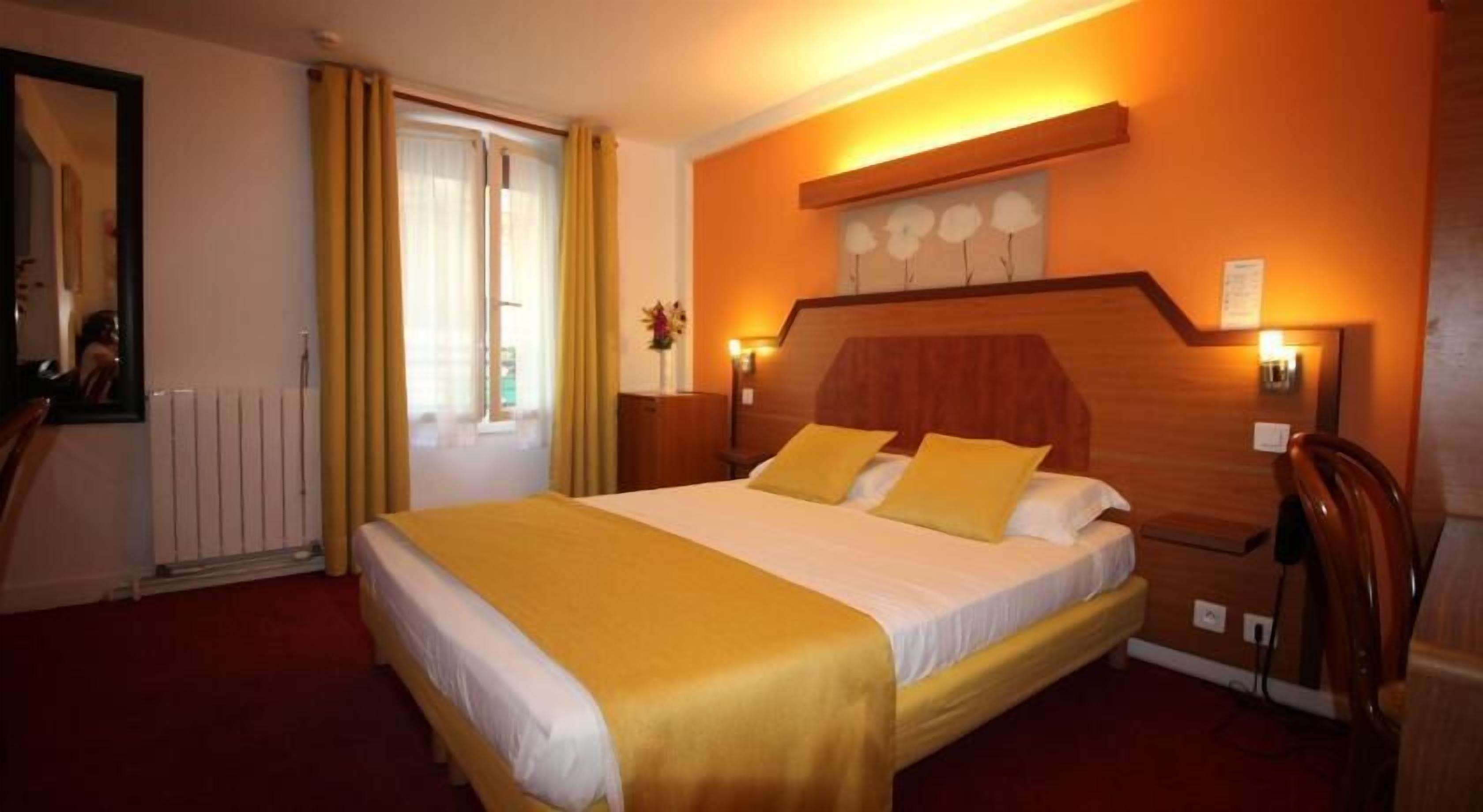 Minibaari, tallelokero huoneessa, työpöytä, äänieristys