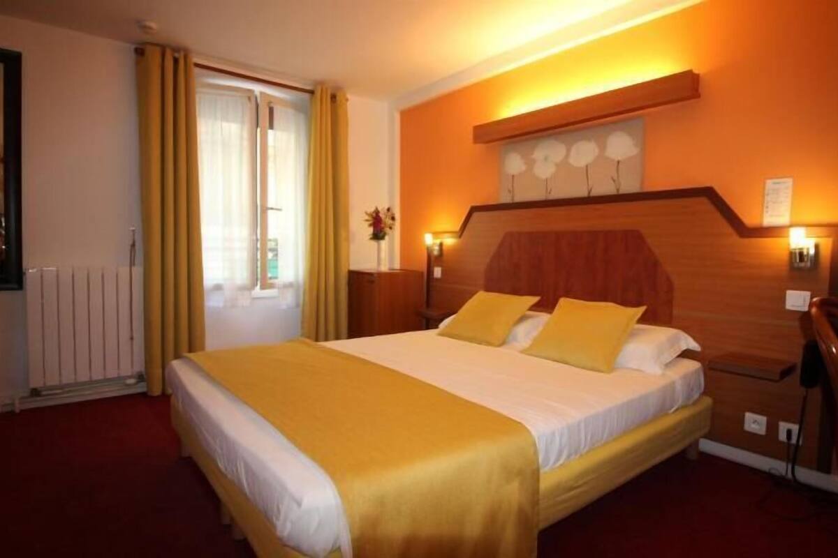 Minibaari, tallelokero huoneessa, työpöytä, äänieristys