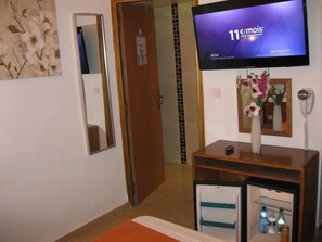 Minibar, caja de seguridad en la habitación y escritorio