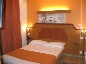 Minibar, in-room safe, desk, soundproofing - Le Nouvel Hôtel du Théâtre (Paris)