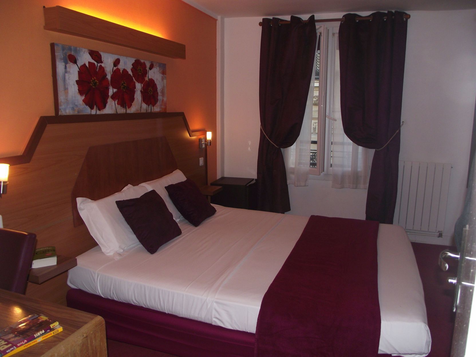 Minibaari, tallelokero huoneessa, työpöytä, äänieristys