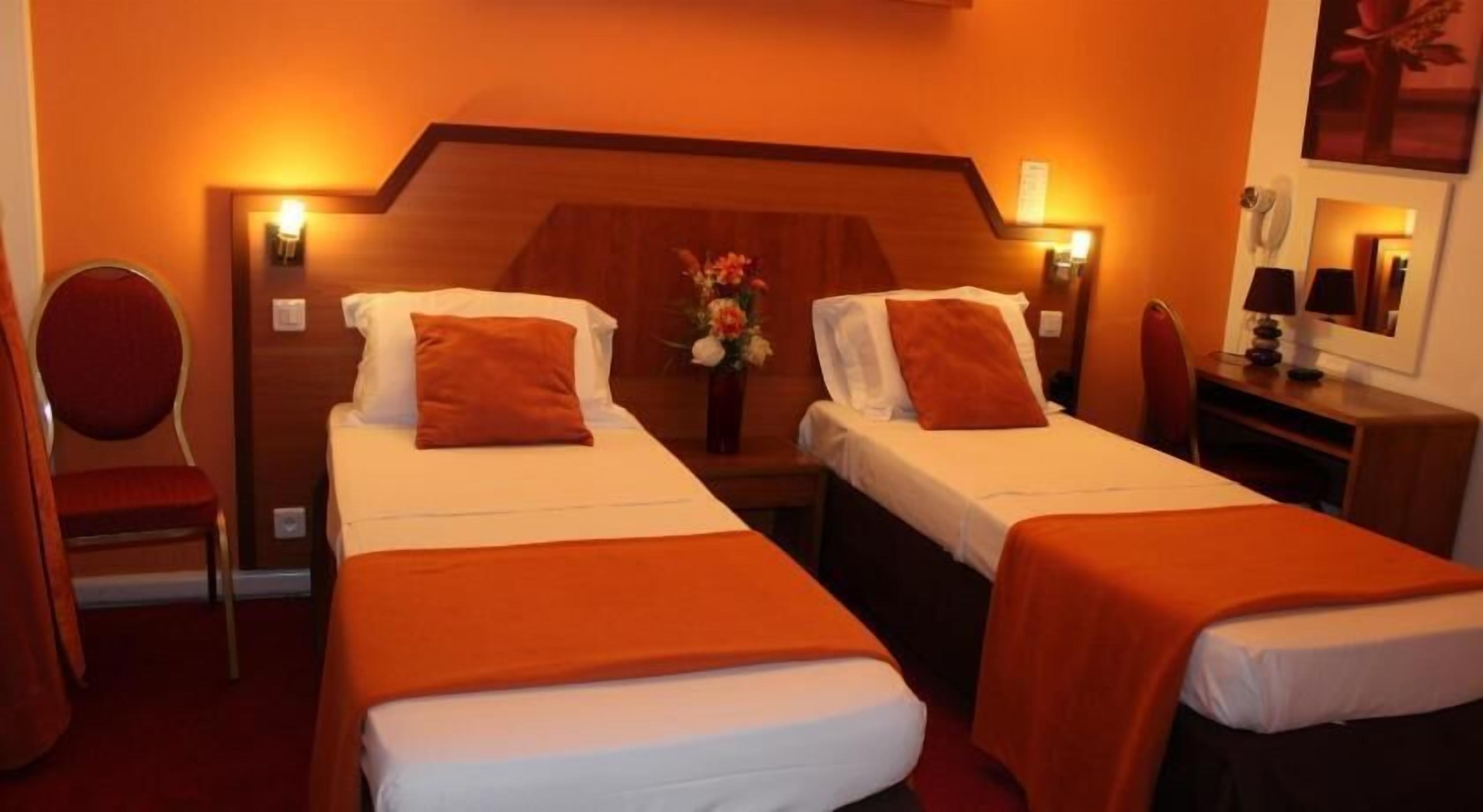 Minibaari, tallelokero huoneessa, työpöytä, äänieristys